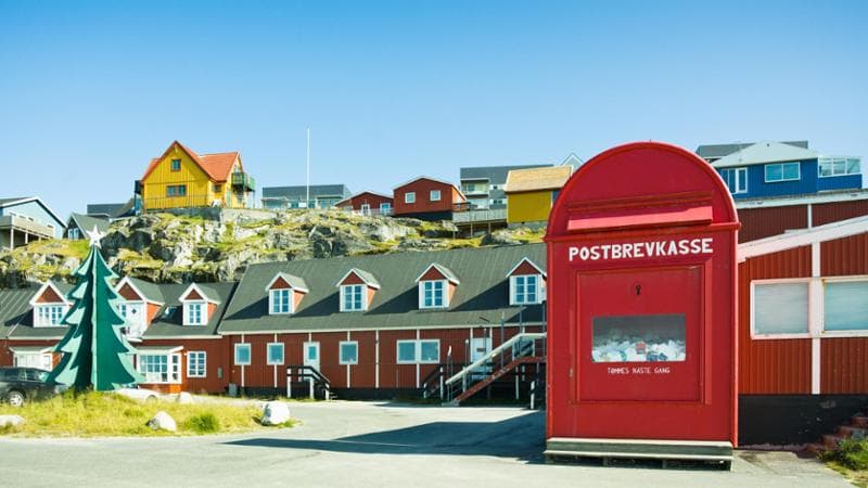 Casella postale rossa di Babbo Natale nella città di Nuuk, capitale della Groenlandia