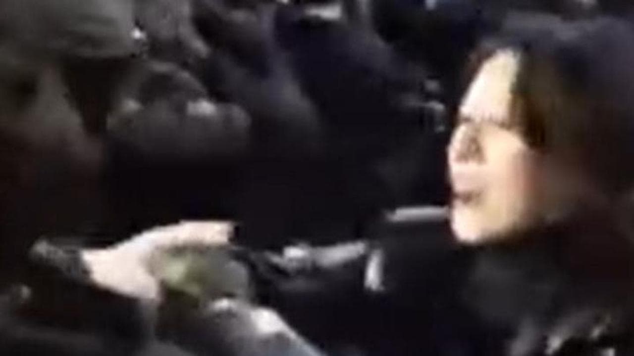 Proteste a Seul, la giornalista televisiva tenta di strappare il fucile al soldato