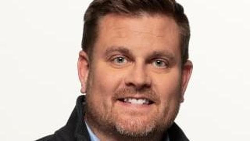 Brian Thompson, ceo di UnitedHealthcare ucciso a colpi di pistola davanti l’Hilton di New York