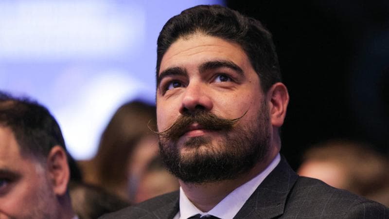 Francia, il ministro Kasbarian fa coming out nel mezzo della crisi di governo e degli scioperi