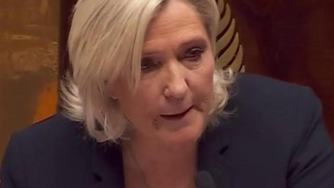 Francia, Le Pen ai deputati: "È la fine di un governo effimero"