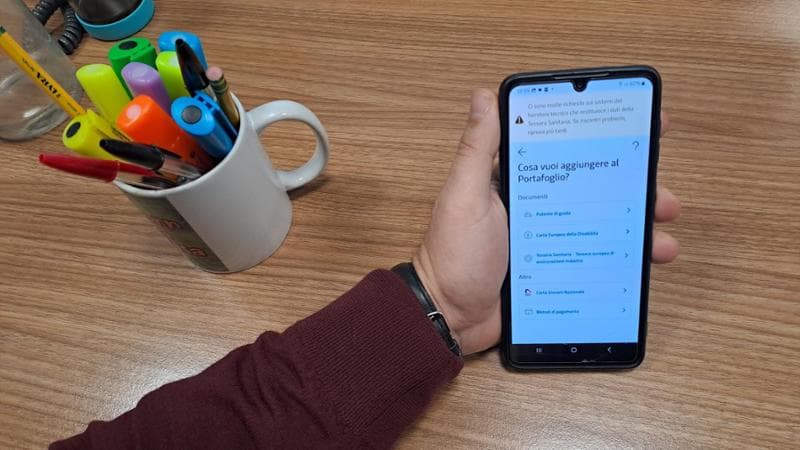 Patente e tessera sanitaria finiscono sullo smartphone: ma l’app si blocca al via