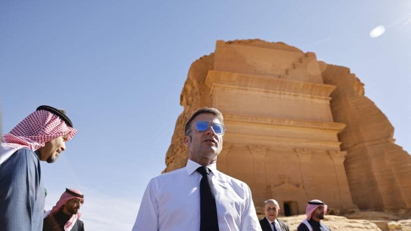 Macron accelera per Trump. Subito un patto repubblicano, prima di inaugurare Notre-Dame