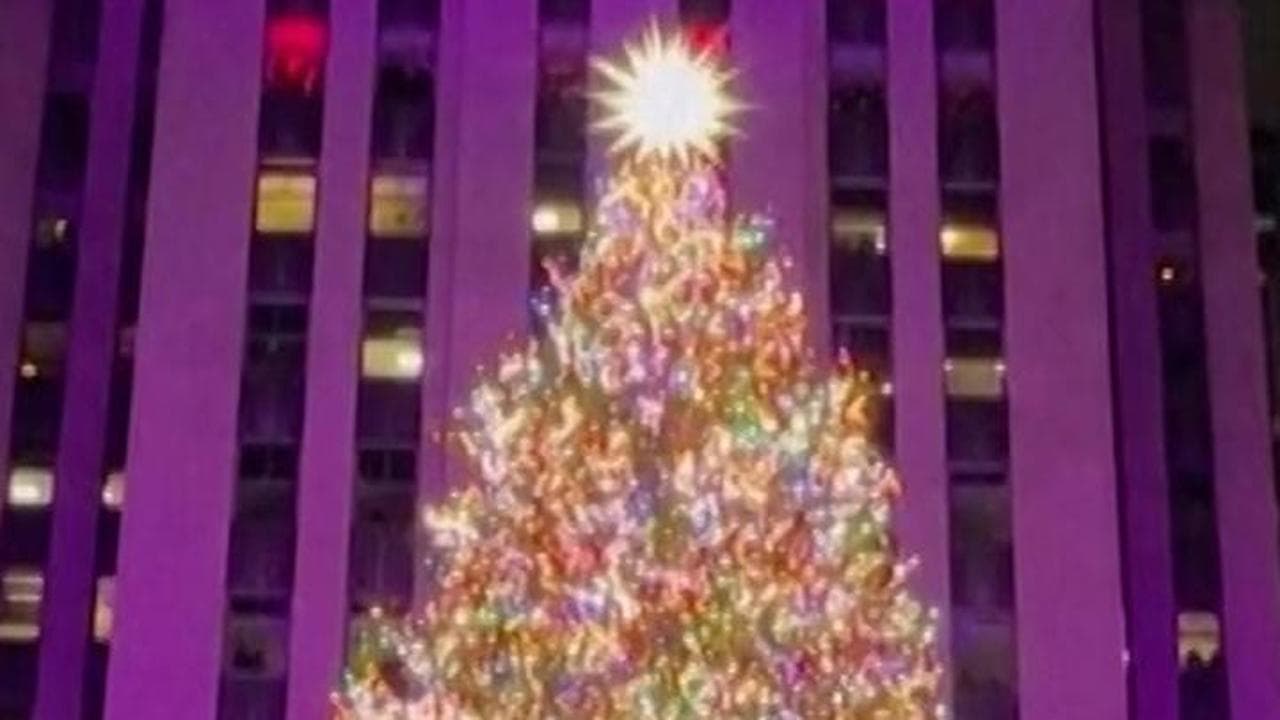 New York: 50.000 led illuminano l'albero del Rockefeller Center