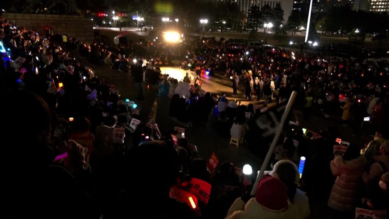Corea del Sud, la protesta stile K-pop: slogan al ritmo di "Feliz Navidad" in coreano
