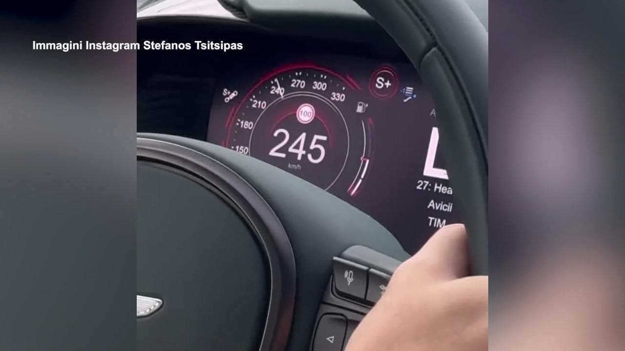 Tsitsipas in auto a oltre 270 all'ora: è bufera social sul suo video Instagram