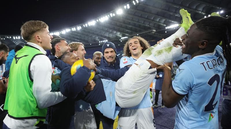 Noslin, con il pallone della tripletta, festeggiato dai compagni
