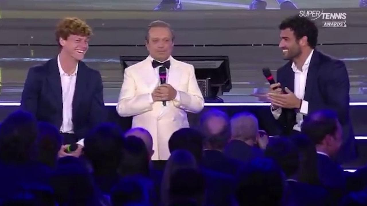 Sinner a Chiambretti: "Se rinasco mi piacerebbe essere Berrettini". Ma sul perché scatta la risata