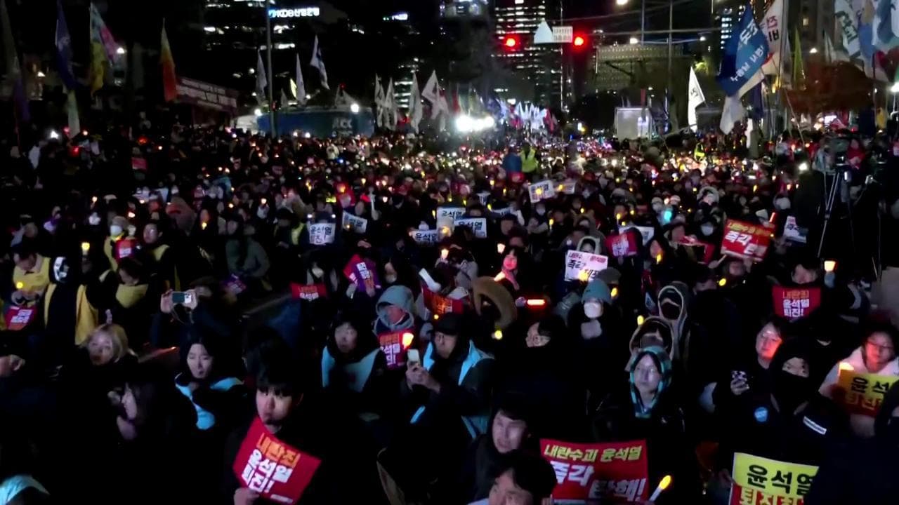 Corea del Sud, la protesta a lume di candela contro il presidente Yoon Suk Yeol