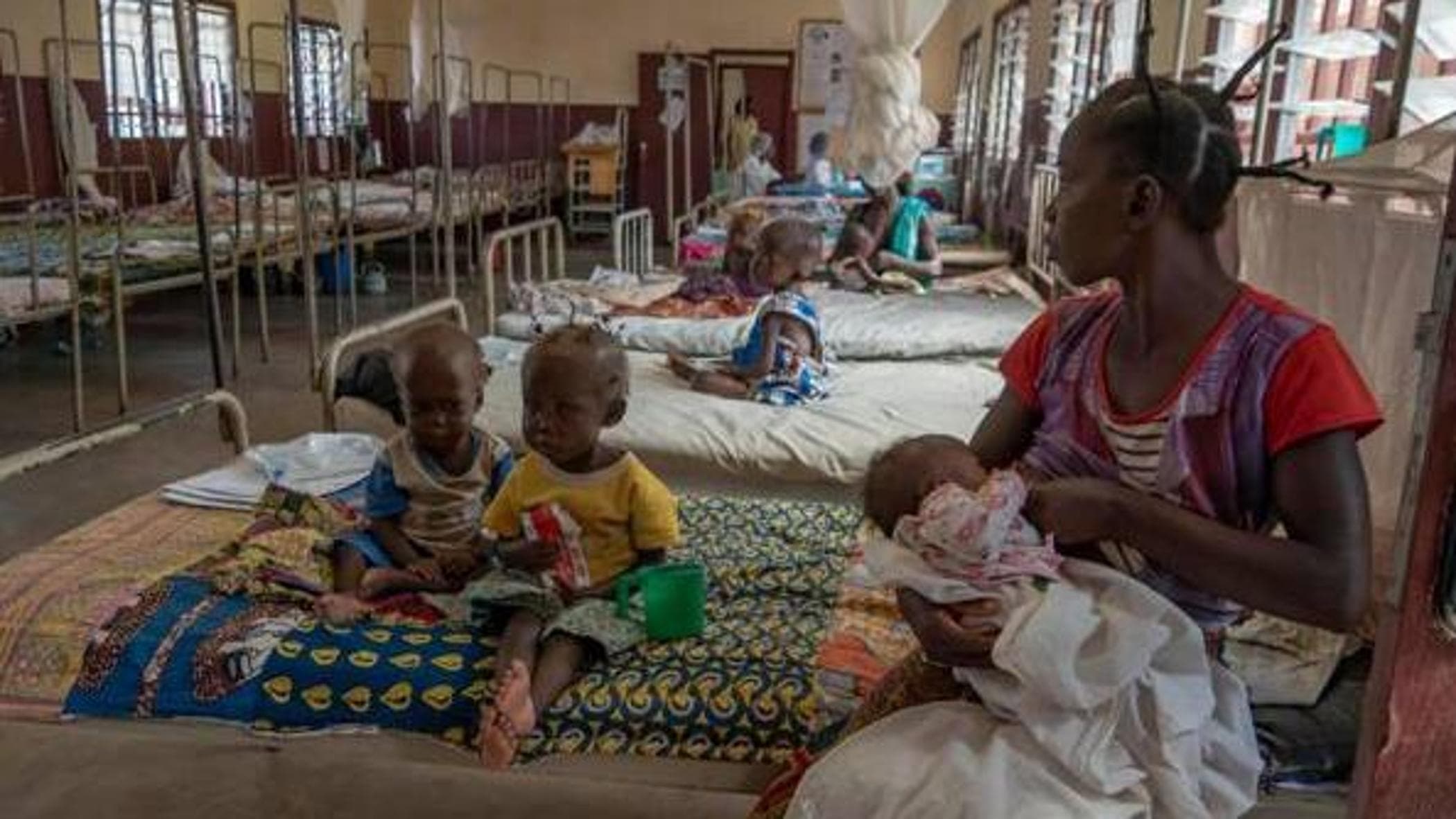 Orta Afrika Cumhuriyeti'nde henüz 8 aylık olan ancak artık ağlayacak gücü kalmayan Musa'nın açlığı