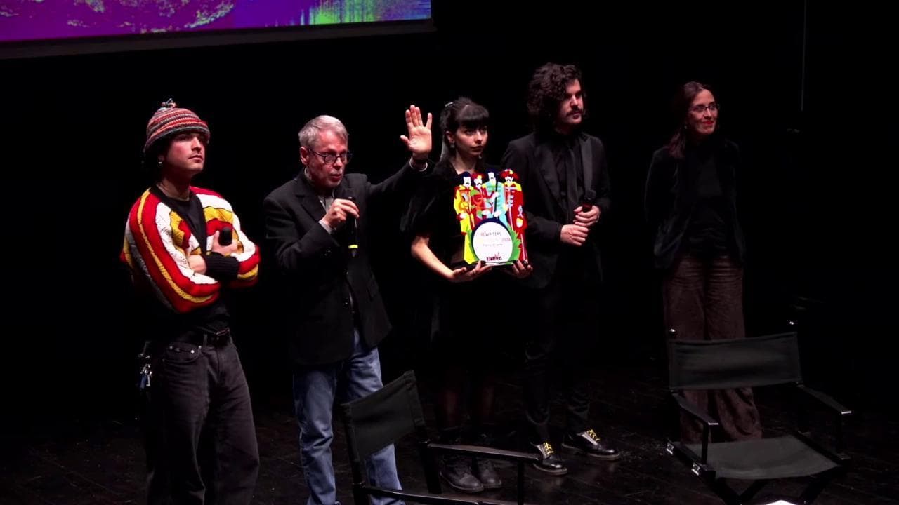 Rewriters Fest - Leo Gassmann consegna il premio Assante