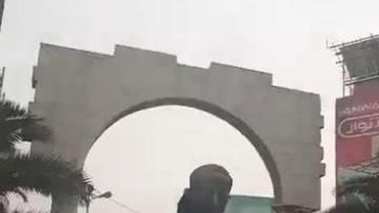 Siria, manifestanti abbattono la statua del padre di Assad alla periferia di Damasco