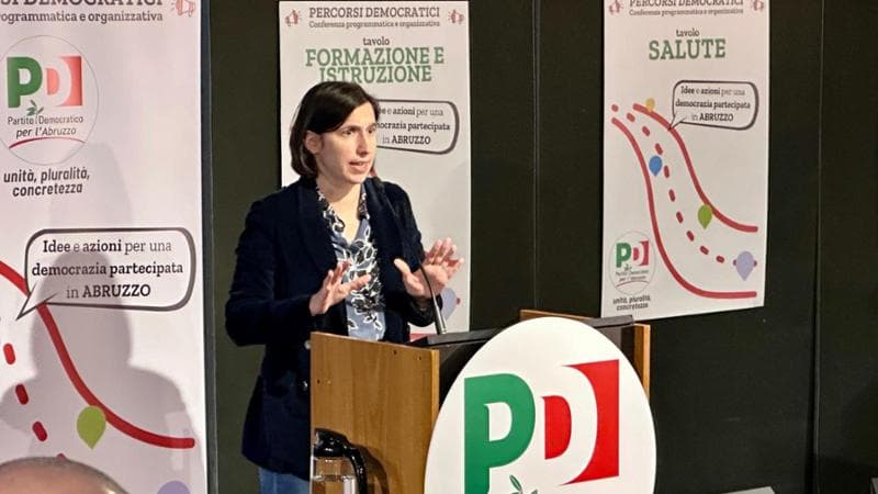 La segretaria del Pd, Elly Schlein, a un evento del Pd a Pescara