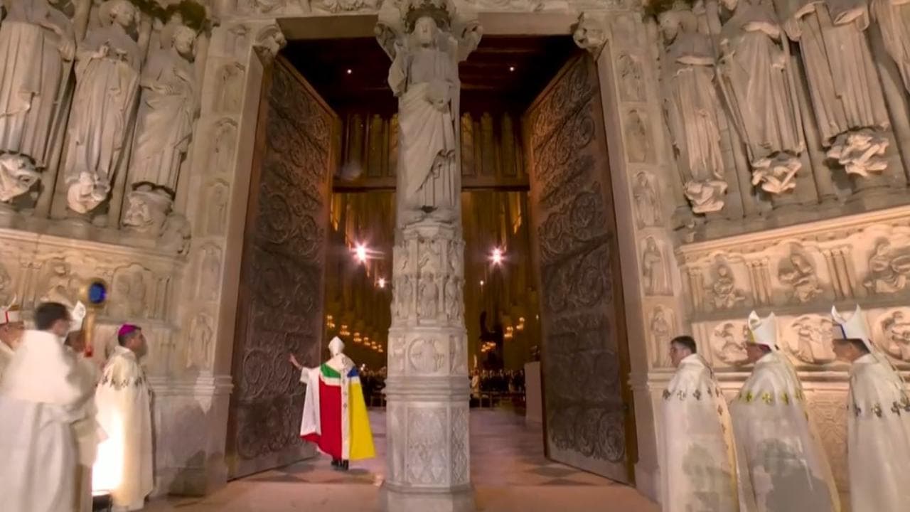 Notre-Dame, il momento in cui vengono riaperte le porte della cattedrale
