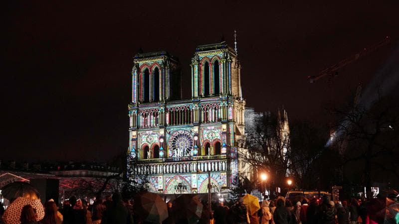 Notre-Dame, luci e penombra sotto le volte rinate. Un segno di speranza per l’Occidente