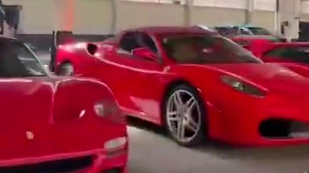 Damasco, i miliziani entrano nel garage di Assad: tra le auto di lusso Ferrari e Bmw