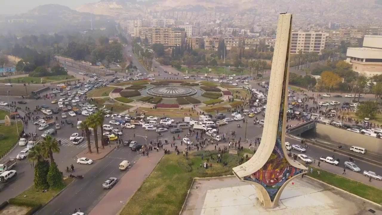 Siria, festeggiamenti e caroselli d'auto per la caduta del regime di Assad - il video dal drone