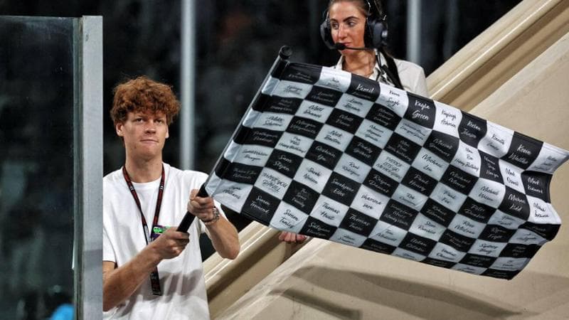Jannik Sinner sventola la bandiera a scacchi