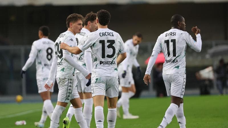 I giocatori dell'Empoli esultano dopo il gol del vantaggio