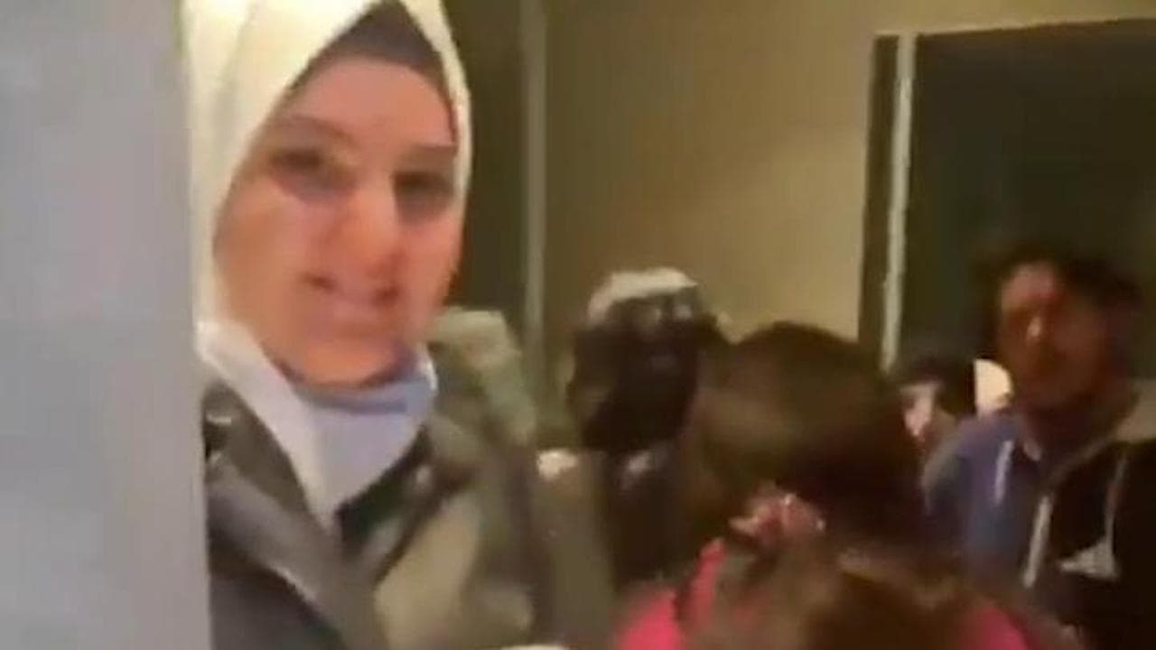 Siria, il saccheggio della casa di Assad dopo la conquista di Damasco dei ribelli jihadisti