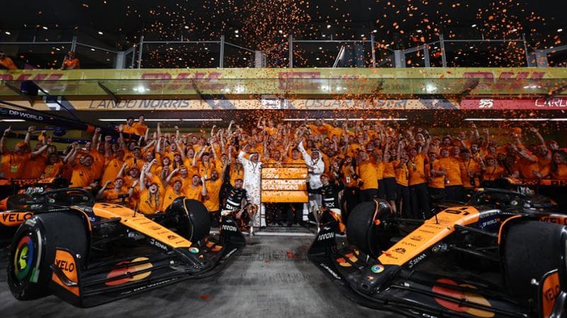 La festa della McLaren per la vittoria del mondiale costruttori