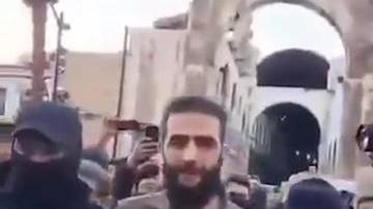 Siria, il leader dei ribelli jihadisti al-Joulani entra trionfalmente nella moschea degli Omayyadi