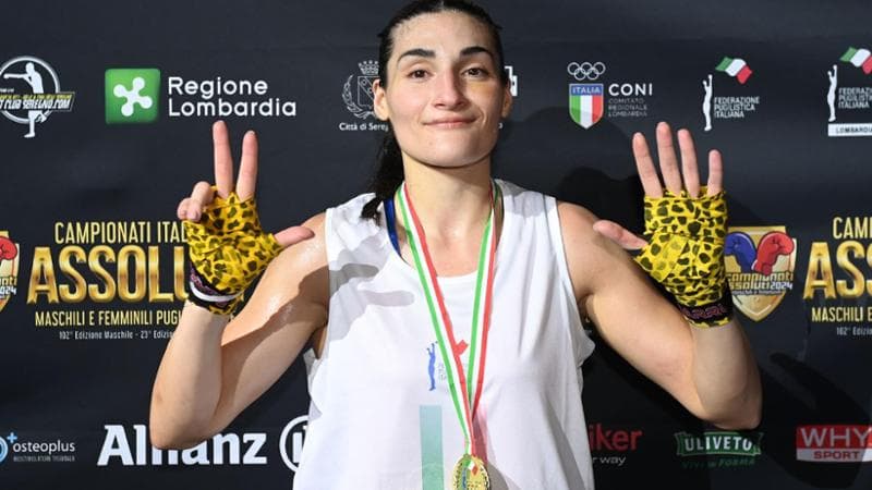 Angela Carini con il segno 8 a simboleggiare gli 8 tricolori vinti