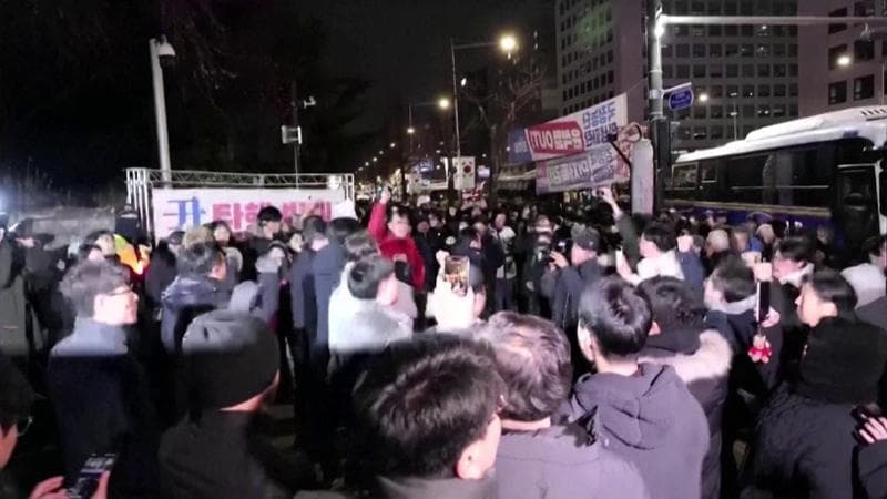 Corea, ecco perché la folla non abbandona la mobilitazione. Divieto di espatrio per il presidente