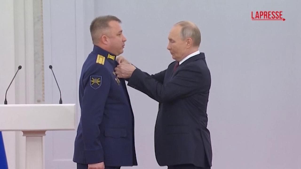 Mosca, Putin conferisce ai militari il titolo di 'Eroi della Russia': "Nessun dubbio che vinceremo"