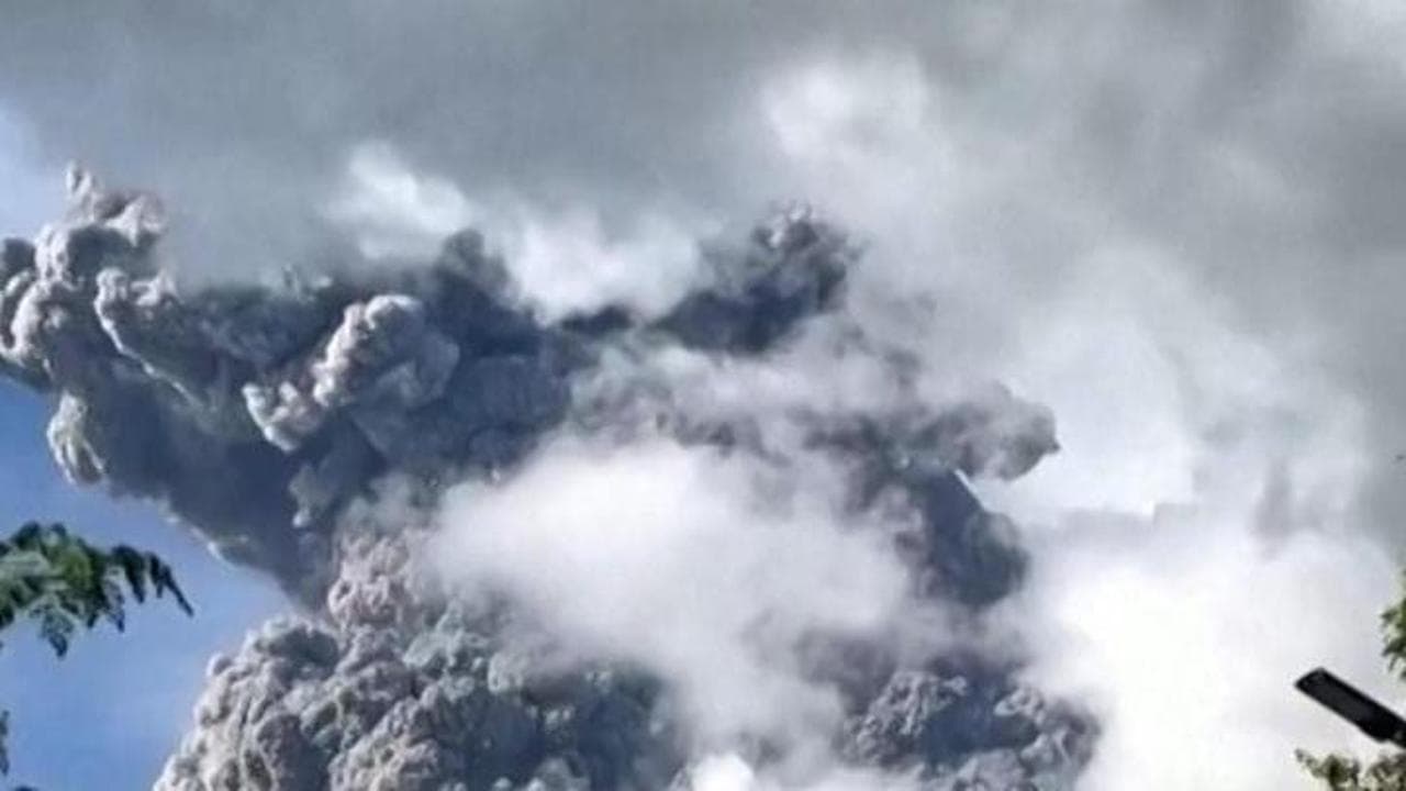 Filippine, il vulcano Kanlaon torna a far paura: 87mila evacuati, la colonna di cenere alta 4 km
