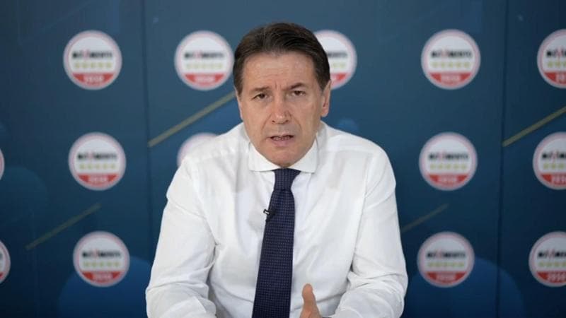 Il presidente del M5s Giuseppe Conte in una diretta Facebook