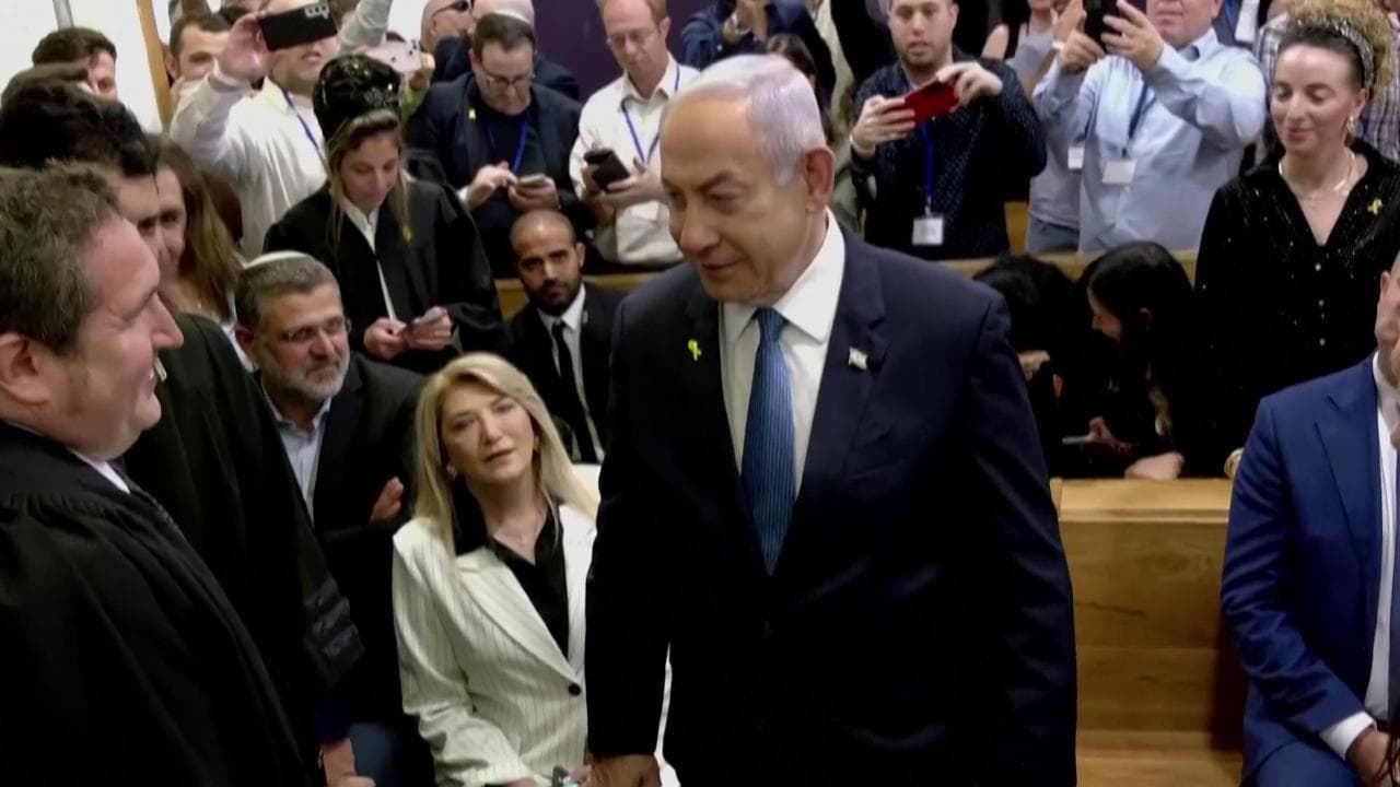 Israele, Netanyahu a processo: le immagini del premier in aula