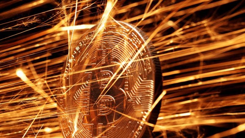 Manovra, si allenta la stretta sui Bitcoin. Flat tax estesa a 35 mila euro per i dipendenti