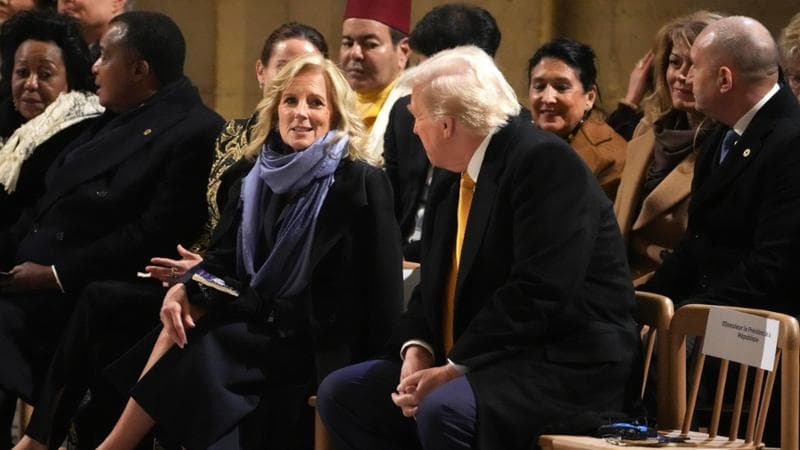 Trump sfrutta la foto con Jill Biden a Parigi per vendere i suoi profumi: “Il nemico non resiste”