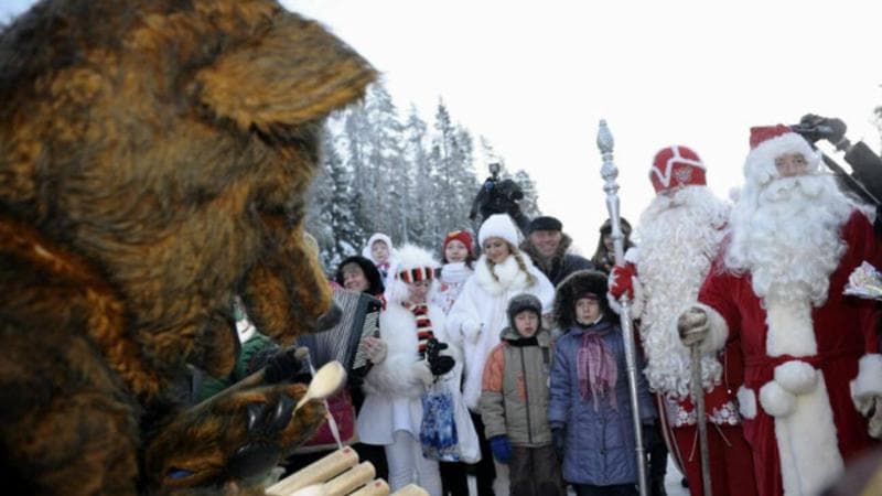 A sinistra, Nonno Gelo e ,a destra, Babbo Natale