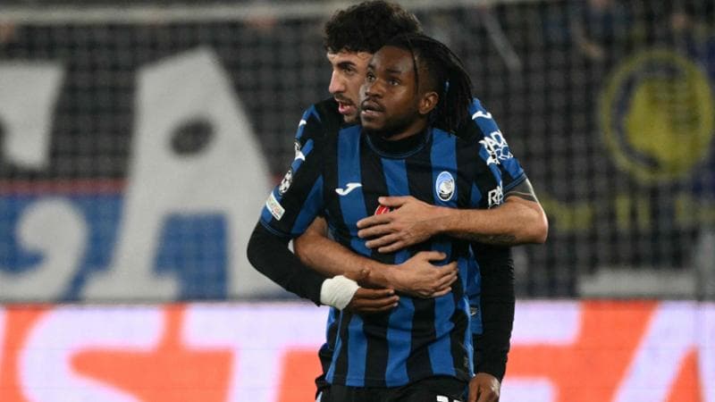 Lookman festeggiato da Ruggeri dopo il gol al Real Madrid