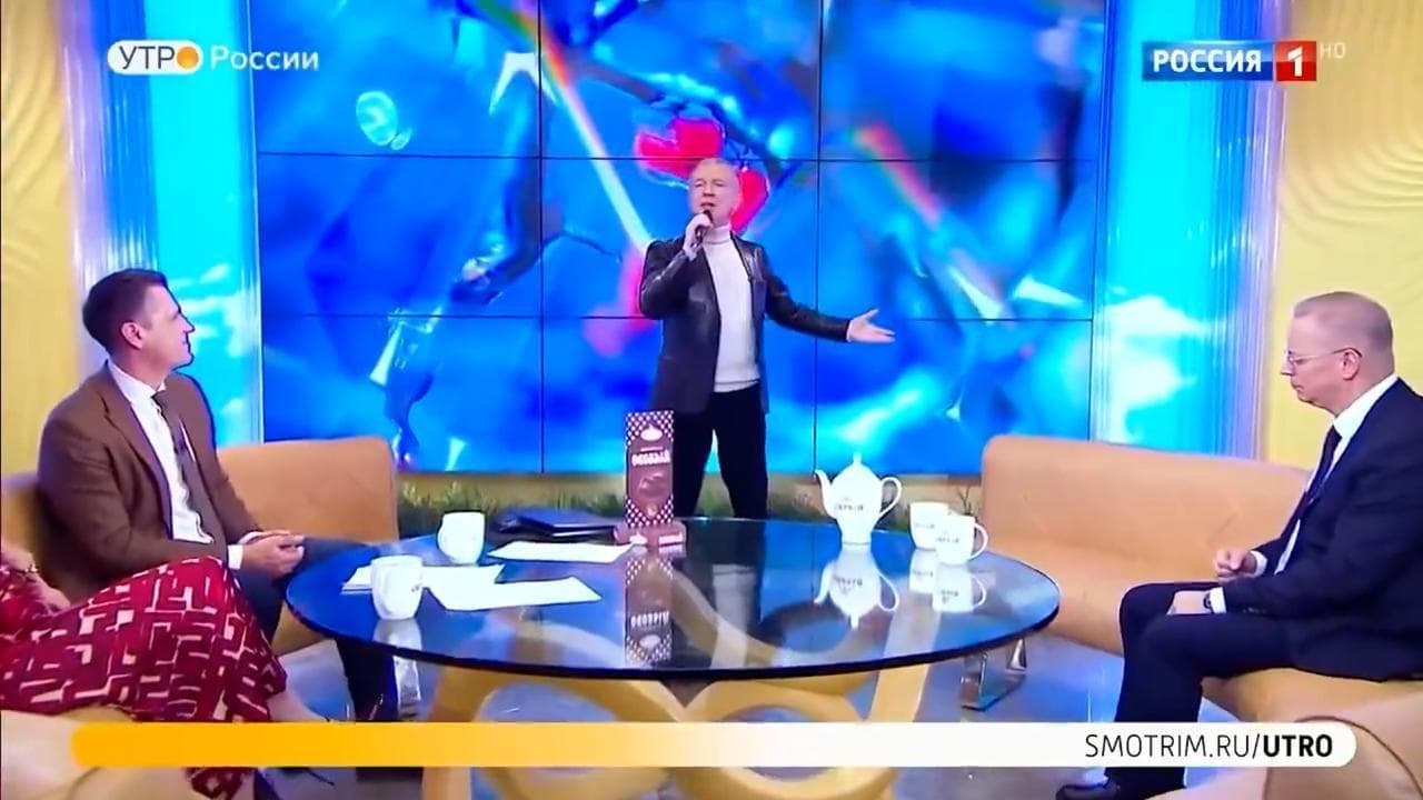 Pupo canta alla tv russa. Il conduttore lo applaude : "Bravo maestro"