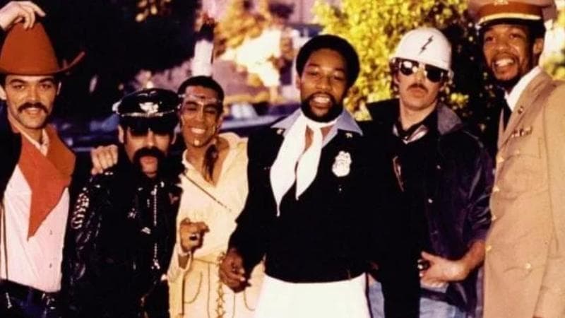 Village People, la lite su “Y.M.C.A.”: “Non è un inno gay”. “Invece sì”