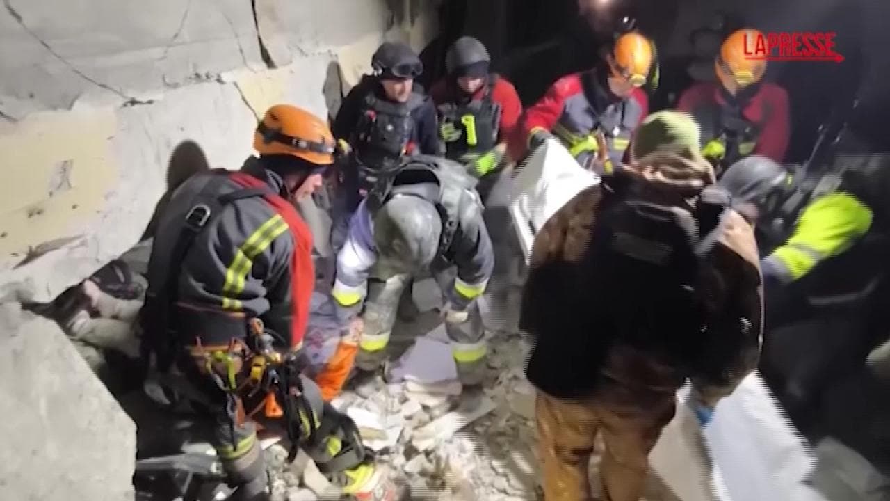 Ucraina, attacco russo a una clinica a Zaporizhzhia: si scava tra le macerie