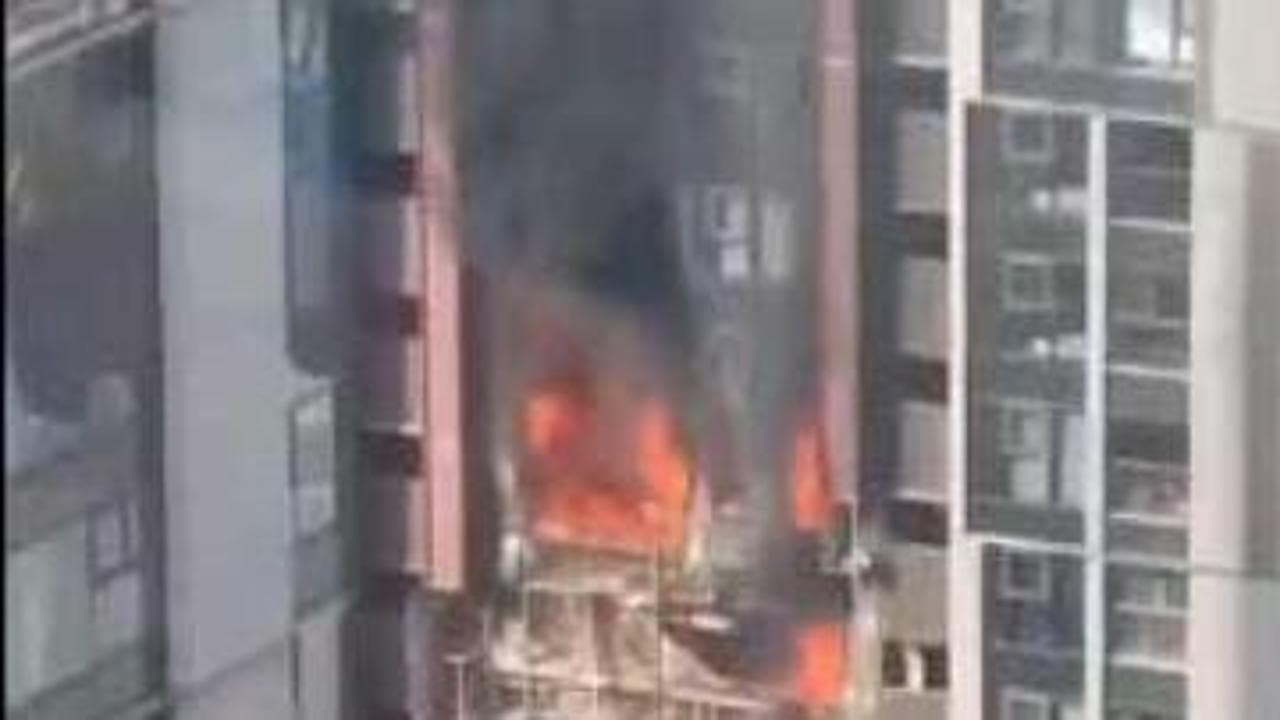 Cina, le drammatiche immagini di un incendio scoppiato al 29mo piano di un grattacielo a Shenzhen
