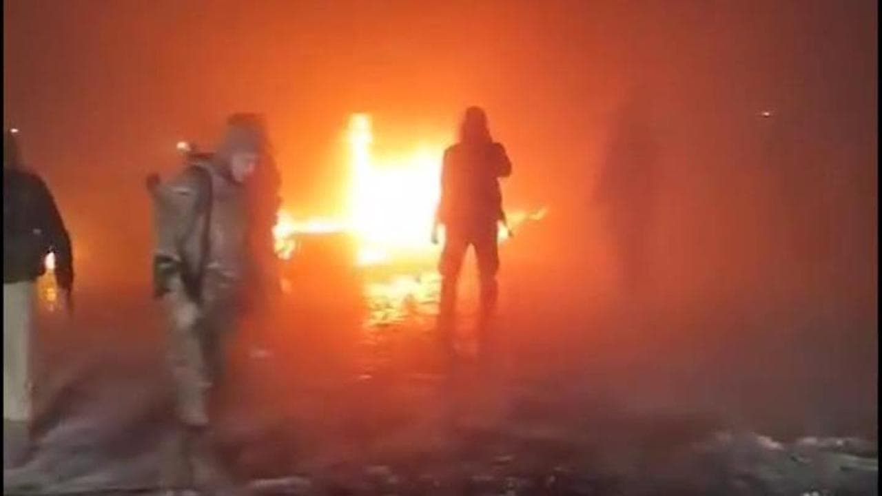 Siria, i ribelli danno fuoco alla tomba-mausoleo dell'ex presidente Hafez al Assad