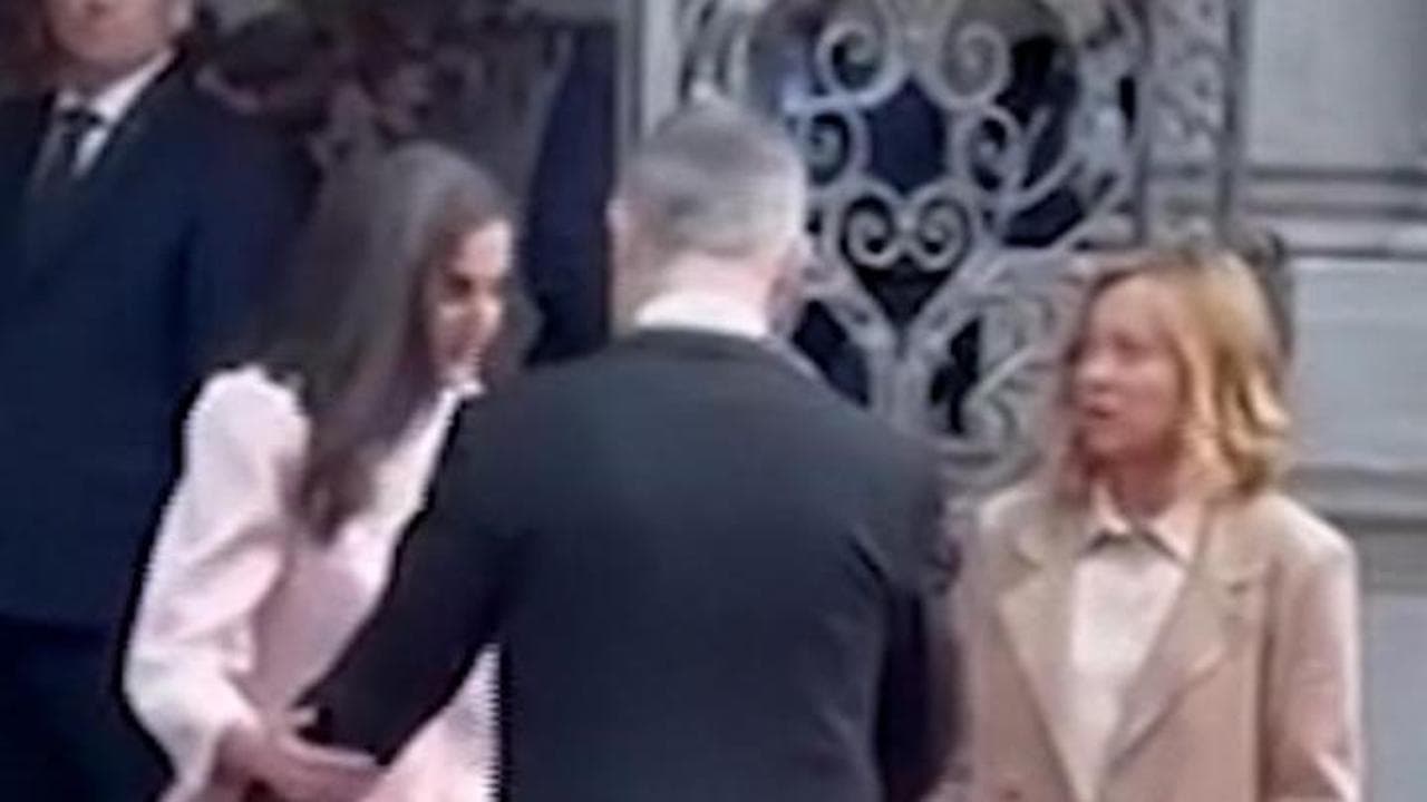 Re Felipe di Spagna dalla premier Meloni: il siparietto con la regina Letizia per la foto ufficiale