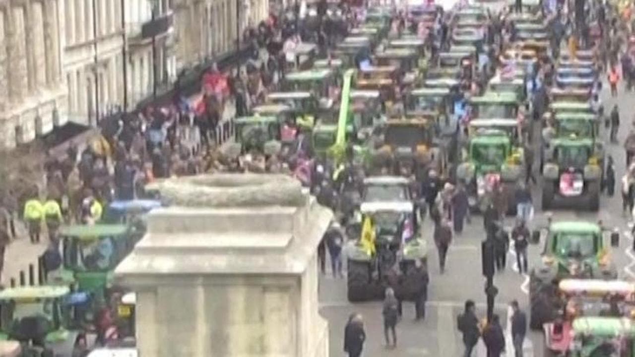 Londra, nuova protesta degli agricoltori contro il governo: Westminster invasa dai trattori