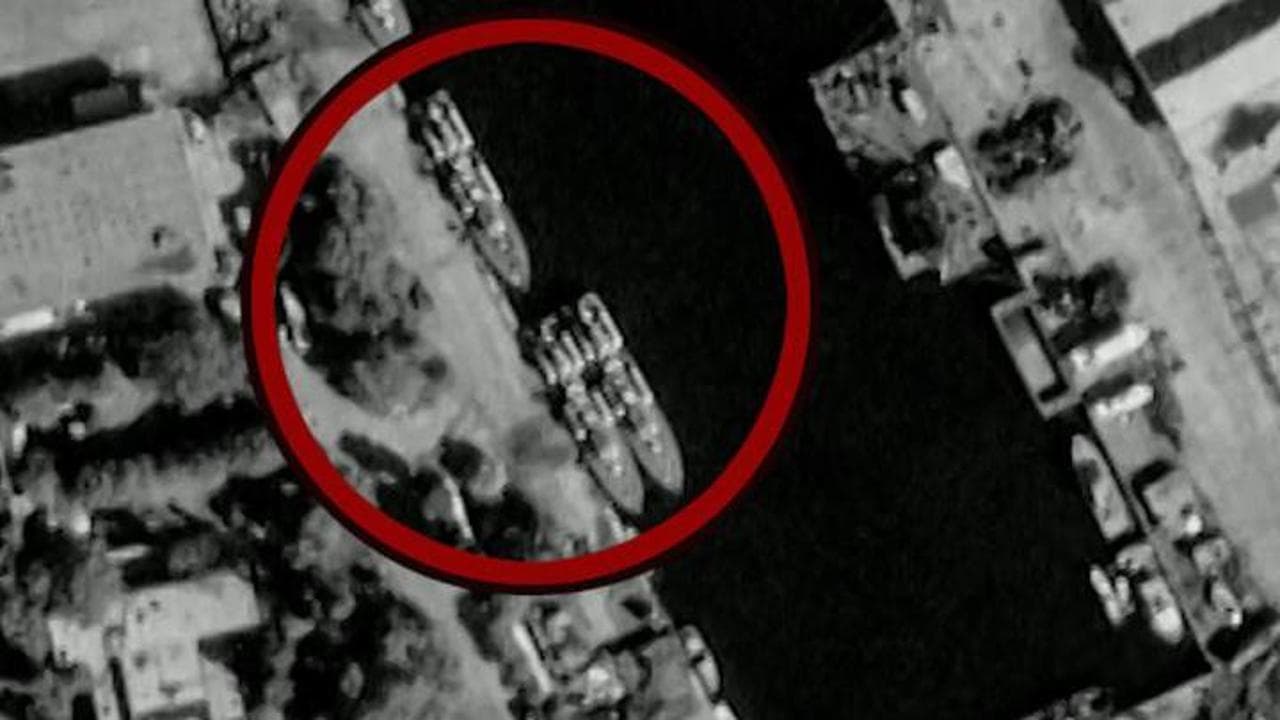 Siria, raid israeliano distrugge navi della Marina siriana a Latakia: le immagini dal satellite