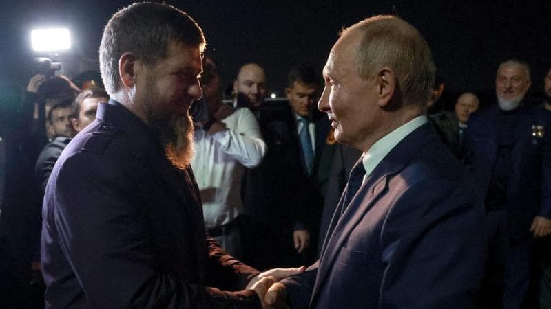 Il leader Ceceno Kadyrov con Putin in una foto di repertorio | AFP or Licensors