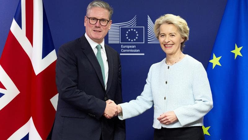 Sir Keir Starmer con Ursula Von Der Leyen a Bruxelles lo scorso ottobre
