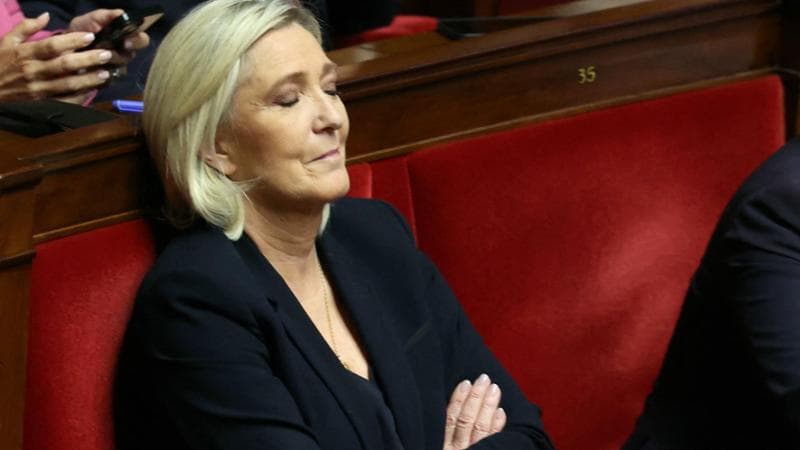 Francia, la crisi fa bene a Le Pen: sale nei sondaggi. Oggi il nome del nuovo premier