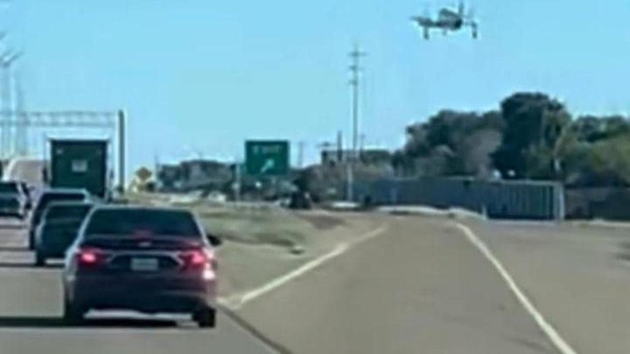 Texas, improvviso guasto al motore: aereo da turismo si schianta su un'autostrada trafficata