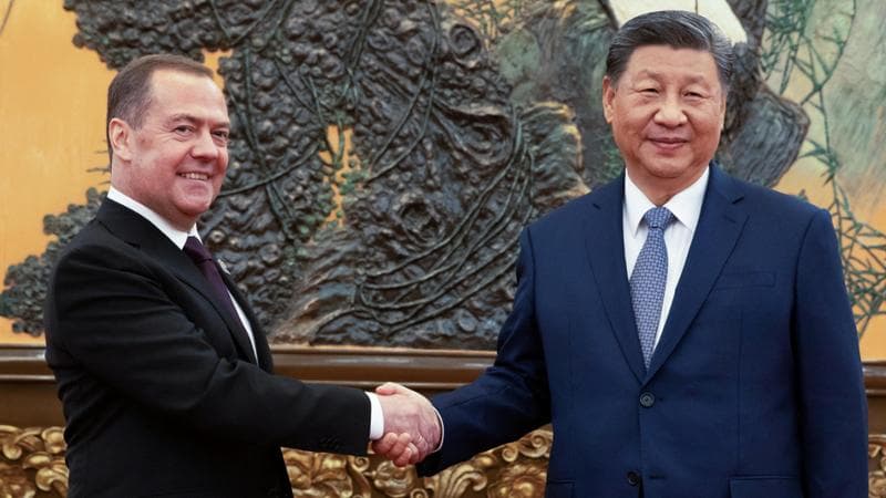 L'incontro in Cina tra Dmytry Medvedev (a sinistra) e Xi Jinping (a destra)