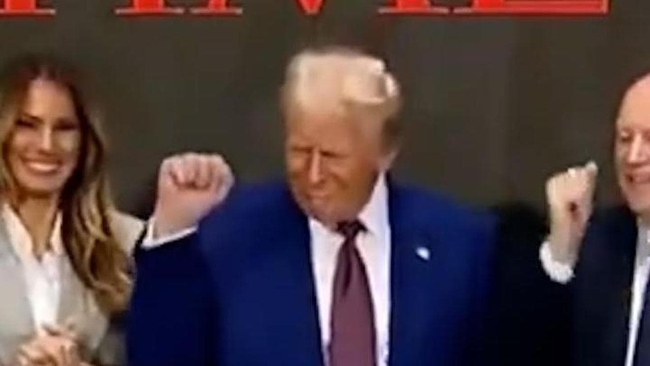 Donald Trump, la "persona dell'anno" di Time suona la campanella a Wall Street